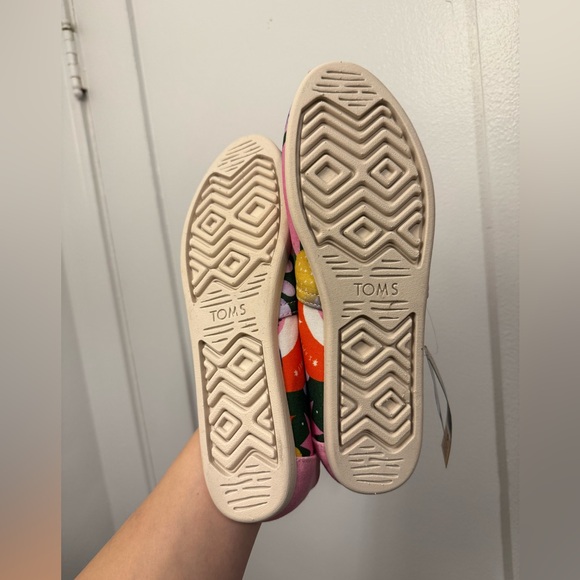 BNWT Limited Edition Artist Edition TOMS - Picture 6 of 8